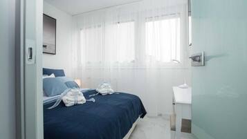 Departamento | 2 habitaciones y tabla de planchar con plancha