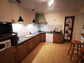 Micro-ondes, four, plaque de cuisson, lave-vaisselle