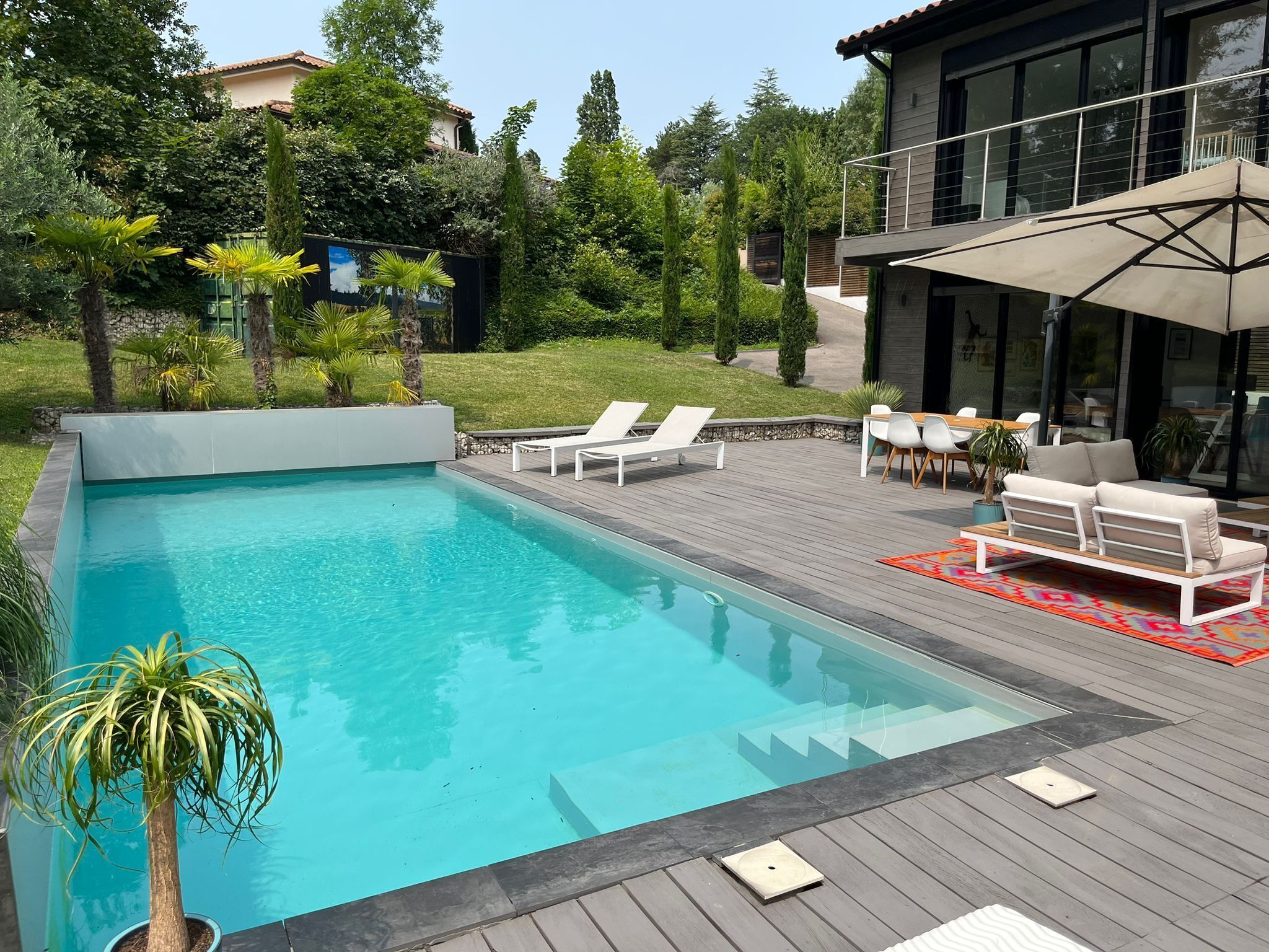 Una piscina al aire libre