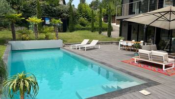 Una piscina al aire libre