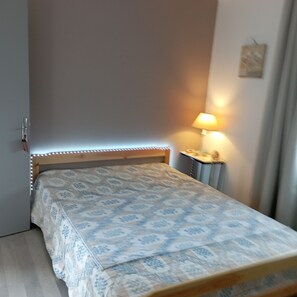 2 slaapkamers, een strijkplank/strijkijzer, wifi, beddengoed