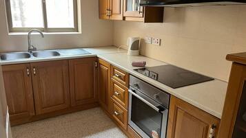 Fridge, stovetop, coffee/tea maker, toaster