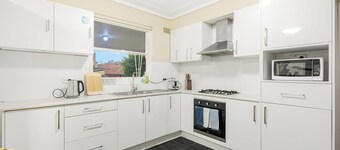Spacious 11-bedroom house in fabulous Bexley North with AC, WiFi with Pool