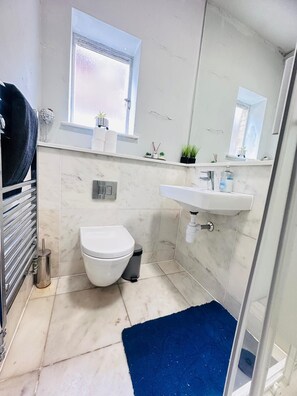Hårtørrer, håndklæder, Sæbe, Toiletpapir