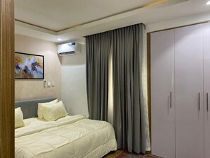 1 habitación, escritorio y espacio para trabajar con laptop 