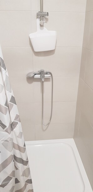 Douche, sèche-cheveux, serviettes fournies, papier toilette