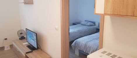 1 habitación, tabla de planchar con plancha, wifi y ropa de cama