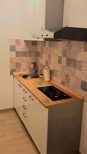 Réfrigérateur, micro-ondes, cafetière/bouilloire, bouilloire électrique