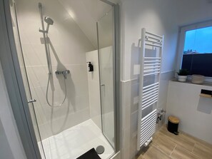 Dusche, Haartrockner, Handtücher, Seife