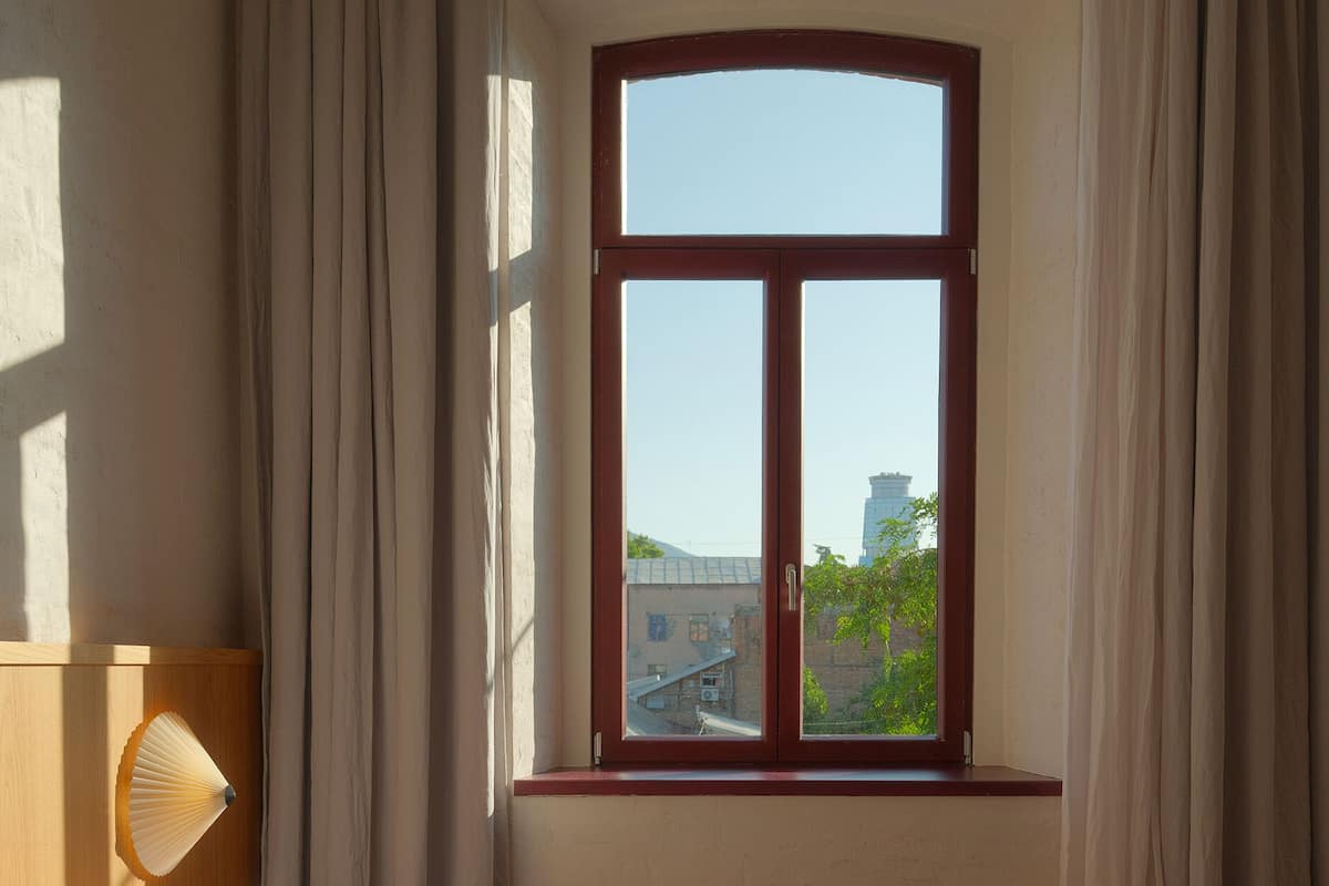 Downtown King | 1 dormitorio, sistema de insonorización, tabla de planchar con plancha