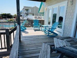 Property grounds - Experience oceanfront luxury at FINS, a spacious 10-bedroom retreat in Holden Beach. (Holden Beach)
