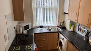 Réfrigérateur, micro-ondes, four, bouilloire électrique