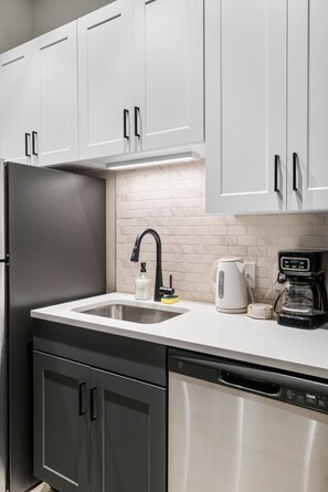 Réfrigérateur, micro-ondes, plaque de cuisson, lave-vaisselle