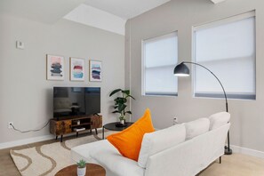 TV, fireplace - Downtown 1BR with Gym, Wi-Fi & Coworking Space (Cincinnati)