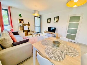 Living area - 2-BEDROOM CITY CENTER APARTMENT FULLY EQUIPPED BALCONY ELEVATOR PRIVATE PARKING (Perpignan)