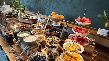Tägliches Frühstücksbuffet (16 EUR pro Person)