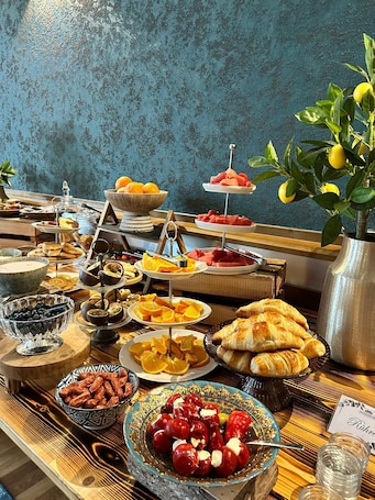 Daily buffet breakfast for a fee. Piesteritzer Hof - Hotel Garni