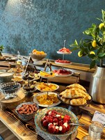 Café da manhã com buffet diário (EUR 16 por pessoa) 