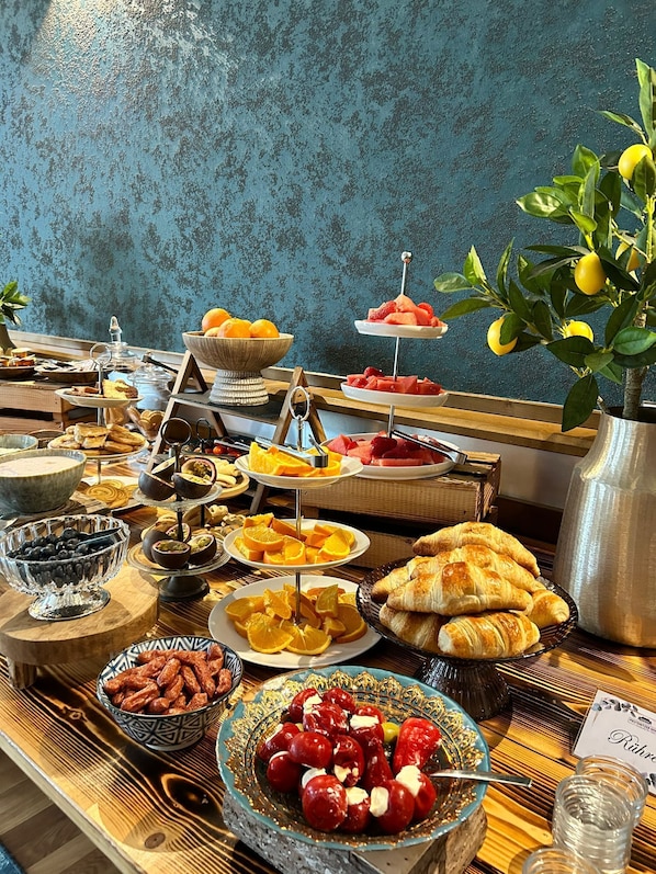 Petit déjeuner buffet (16 EUR par personne)