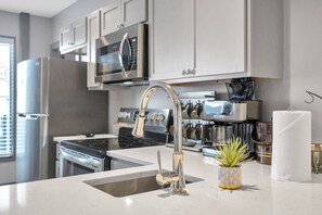 Jääkaappi, mikroaaltouuni, uuni, liesi