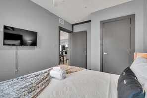 5 bedrooms, desk, iron/ironing board, free WiFi - Newly Built Group Pad 5min to Frenchman/FQ+Parking (New Orleans)