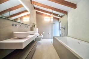 Shower, hair dryer, bidet, towels