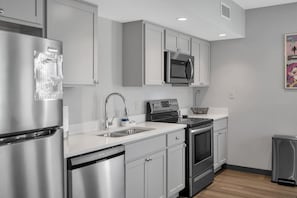 Kjøleskap, mikrobølgeovn, ovn og kokeplater