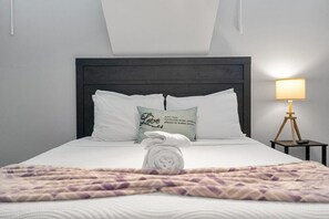 2 bedrooms, desk, iron/ironing board, WiFi