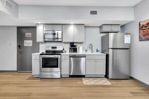 冷蔵庫、電子レンジ、オーブン、コンロ