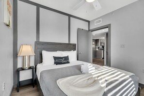 3 slaapkamers, een strijkplank/strijkijzer, gratis wifi, beddengoed