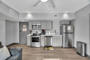 Réfrigérateur, micro-ondes, four, plaque de cuisson