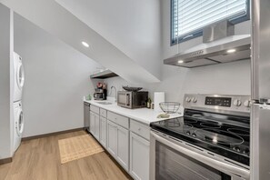 Fridge, microwave, oven, stovetop - Bywater Haven: Near FQ&Frenchman + Secure Parking (New Orleans)