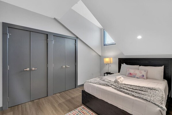 2 slaapkamers, een strijkplank/strijkijzer, gratis wifi, beddengoed