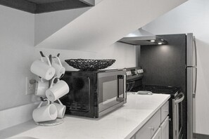 Geladeira, micro-ondas, fogão, cooktop