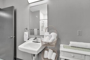 Hair dryer, towels - Bywater New Unit Near FQ/Frenchman+Secure parking (New Orleans)