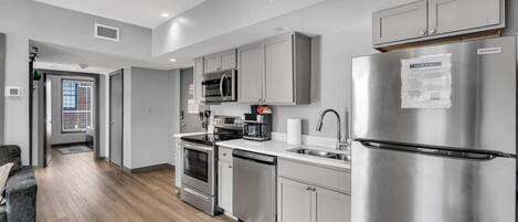 Kühlschrank, Mikrowelle, Ofen, Herdplatte