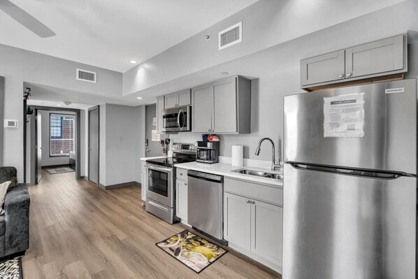 ثلاجة، ميكروويف، فرن، موقد طهي مسطح