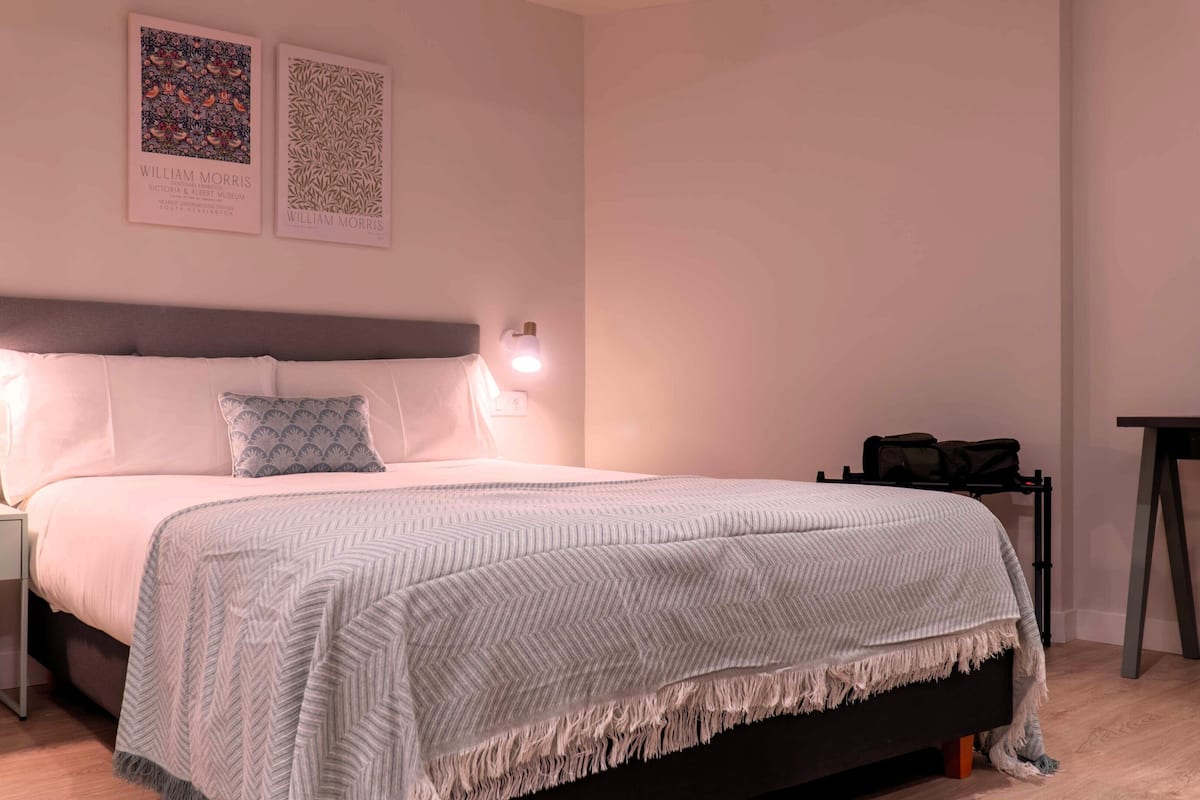 Schreibtisch, laptopgeeigneter Arbeitsplatz, kostenloses WLAN