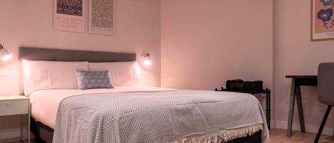 Schreibtisch, laptopgeeigneter Arbeitsplatz, kostenloses WLAN