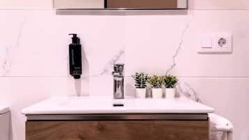 Secadora de cabello, toallas, jabón, shampoo