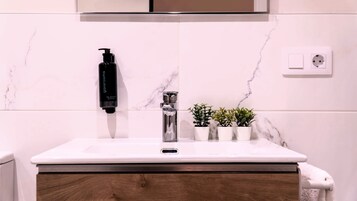 Secador de pelo, toallas, jabón, shampoo