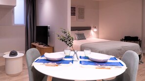 Superior Studio | Living area | 32-inch Smart TV with digital channels - Apartamentos Lydia by gaiarooms (León)