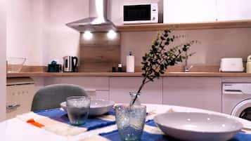 Estudio superior | Cocina privada | Frigorífico, microondas, placa de cocina y utensilios de cocina