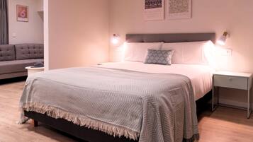 Bureau, espace de travail pour ordinateur portable, Wi-Fi gratuit