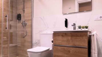 Secador de pelo, toallas, jabón, shampoo