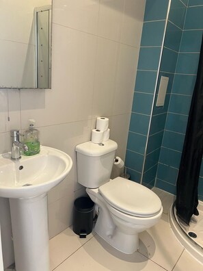 Dusch, hårtork, handdukar och tvål