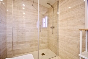 Dusche, Haartrockner, Handtücher, Toilettenpapier