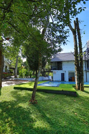 Free WiFi, bed sheets - Cassa Don Premium Pool Villa (Udumbanchola)