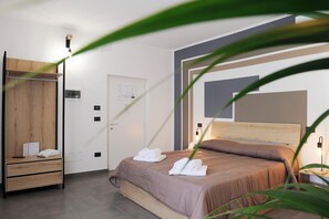 Deluxe Room | Premium bedding, individually decorated, individually furnished, desk - Hotel Riesco  (Rome)