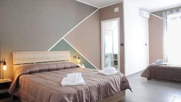 Deluxe Twin kamer | Luxe beddengoed, een bureau, gratis wifi, individueel gedecoreerd